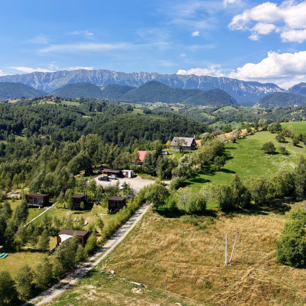 Panoramă asupra cabanelor La Odăi și masivului Piatra Craiului